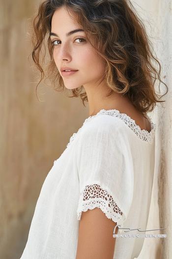 Close-Up in Granada: Curly Hair and Stylish Linen Top Inspiration